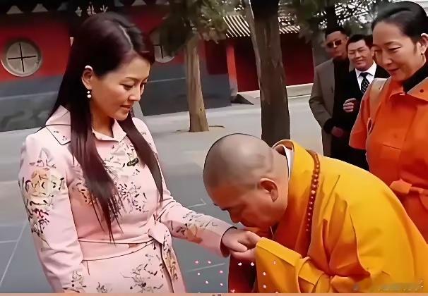 释永信：大妹子，一看你这手就是富贵命……说王母娘娘蟠桃园，蟠桃园里有七颗蟠桃树，