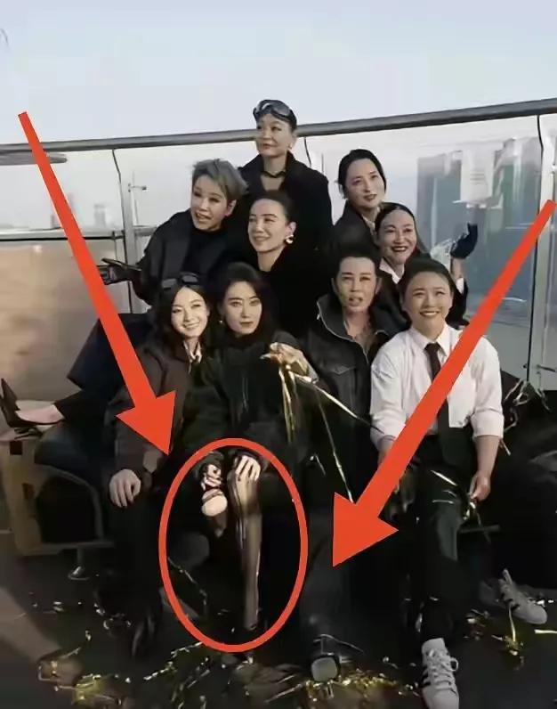 穿丝袜的明星火了，她真的要火了。什么叫丝袜，为啥丝袜会让人火？
这里面的玄机，就