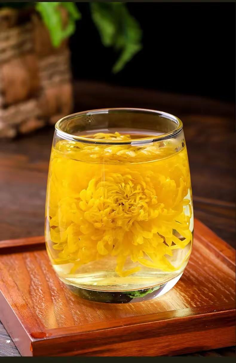 开封菊花文化节举办 赏菊品美食体验大宋风情：中国开封第43届菊花文化节于10月1