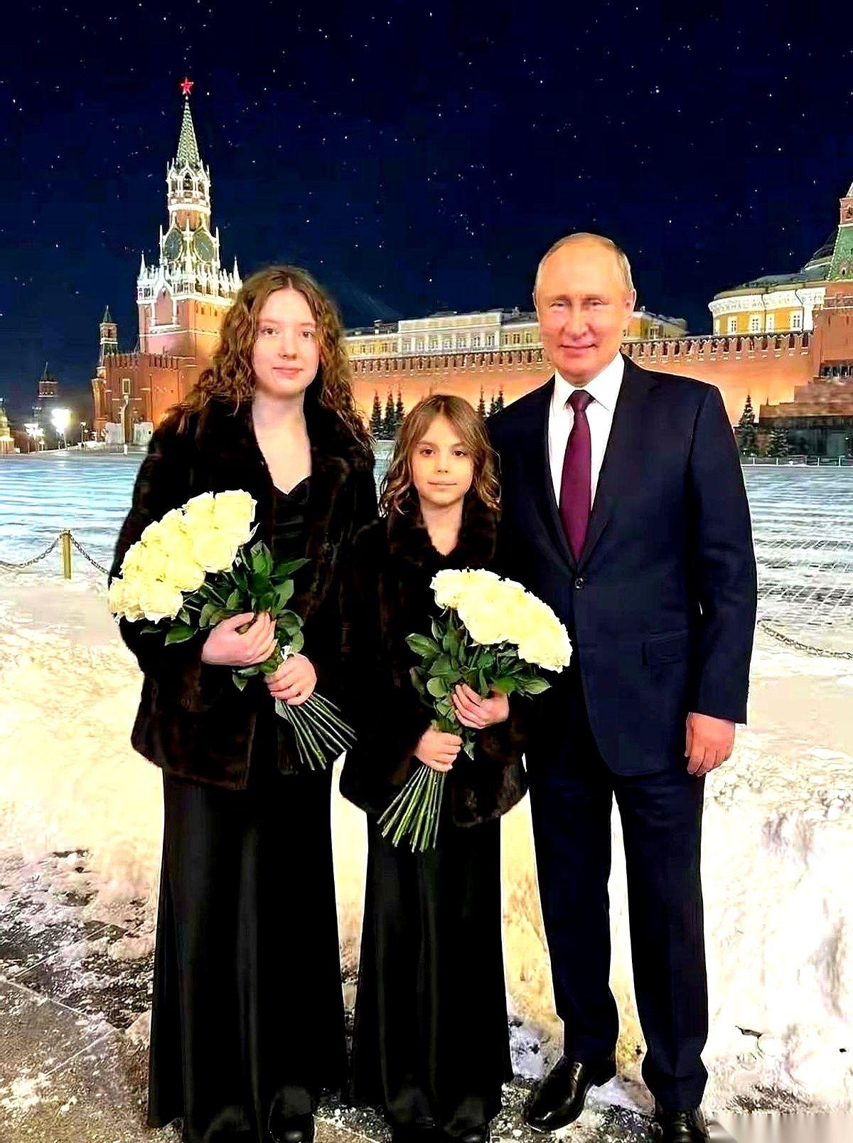 刷到一张照片，直接给我干沉默了。
那个能让地球抖三抖的男人，就那么抱着个小奶娃，