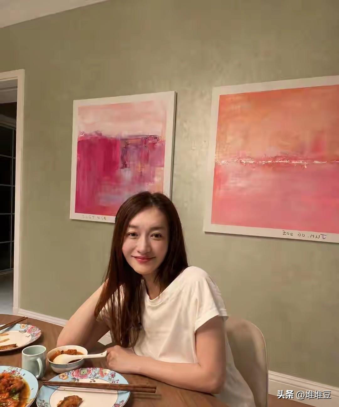 李小冉晒离婚后新家！300㎡复式居然一点“明星味儿”都没有

看多了影视剧里的豪
