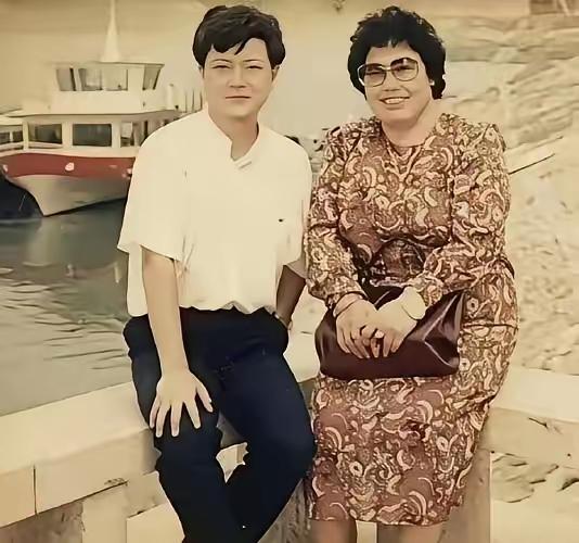 1959年，18岁的​陈丽华嫁给北京电信系统一名高管，生下一儿两女​后，两人选择