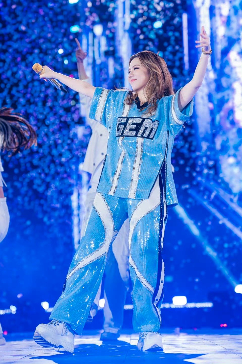 邓紫棋指完你的指你的 指完你的指你的，邓紫棋用一个动作就让人沦陷。被邓紫棋指到的