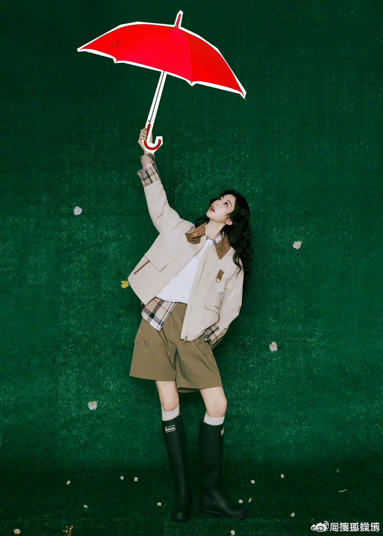 周雨彤工装也好甜 周雨彤品牌活动look工装风随性又时髦，灵动神态+明媚笑容，气