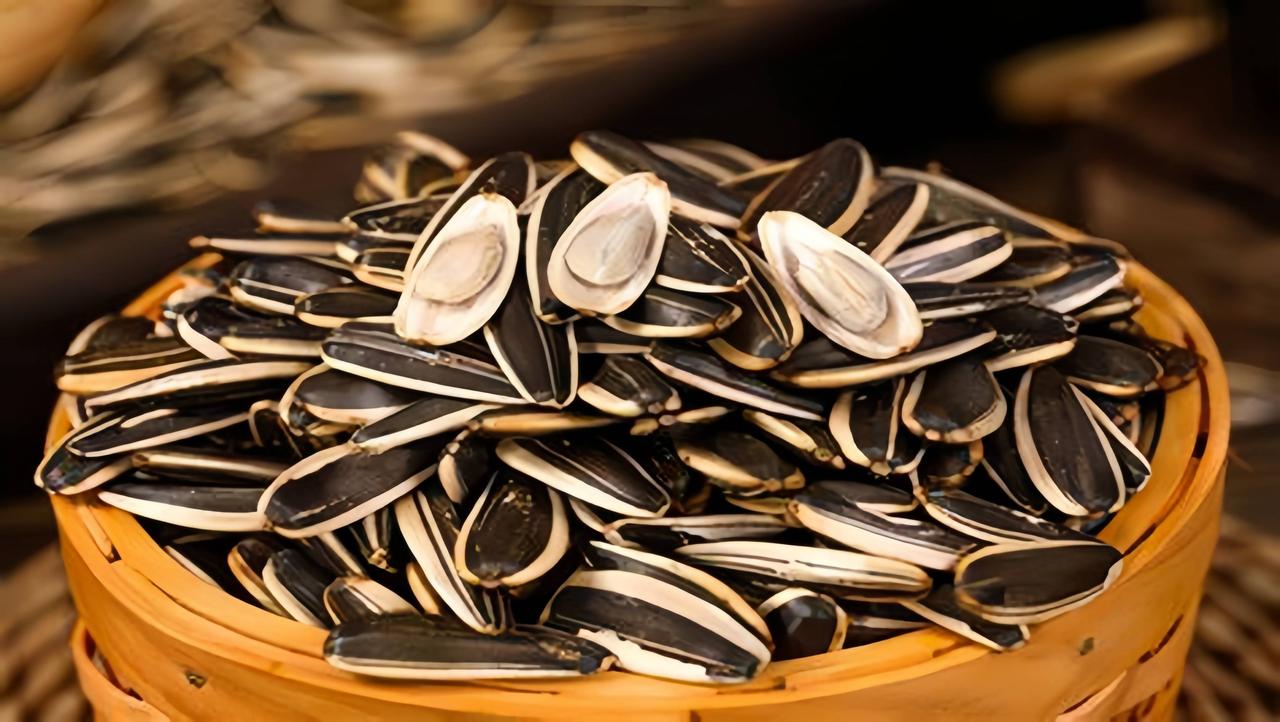 不要小看一把瓜子的热量 别小看一把瓜子的热量，它堪称“热量刺客”！很多人觉得瓜子