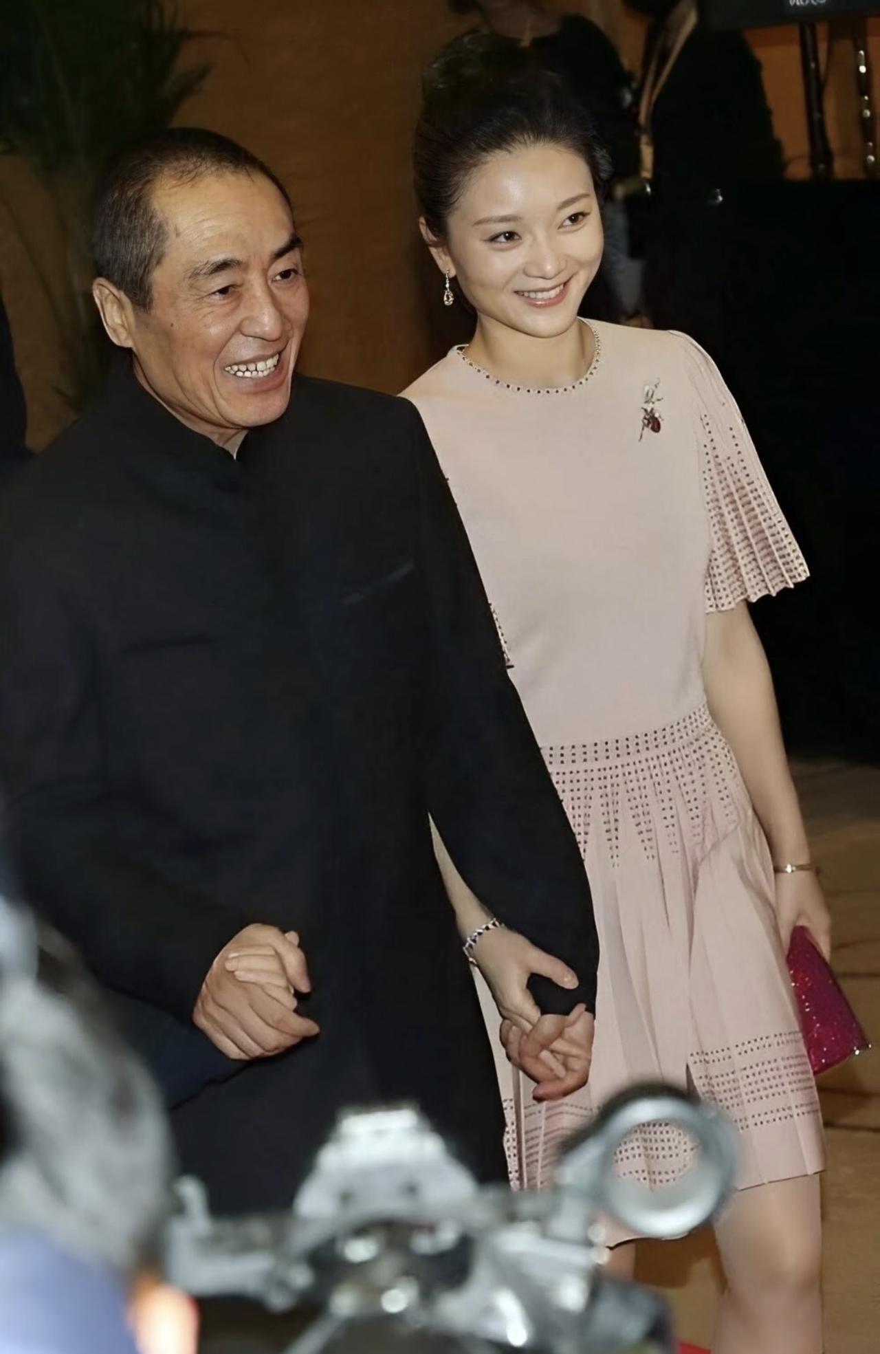 有一次张艺谋携夫人陈婷，去参加一场饭局，陈婷刚一落座，旁边的人称她为“导演夫人”