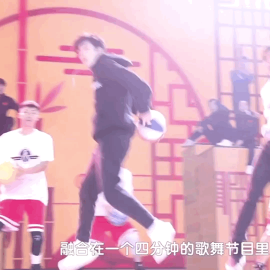 朱一龙 30岁的小朱蹦蹦跳跳朱一龙​​​