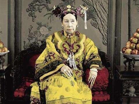慈禧身后事：死后一年下葬,第二次入殓时身上已长白毛。作为晚清时期真正的统治者，慈