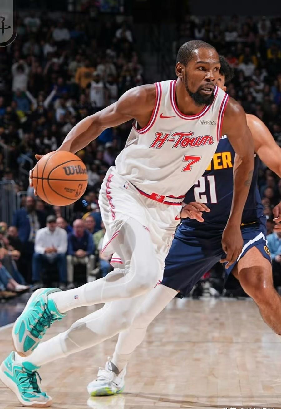 37岁，本该坐在板凳席挥毛巾，库里和杜兰特却用得分榜前二抽了年龄一耳光。
库里只