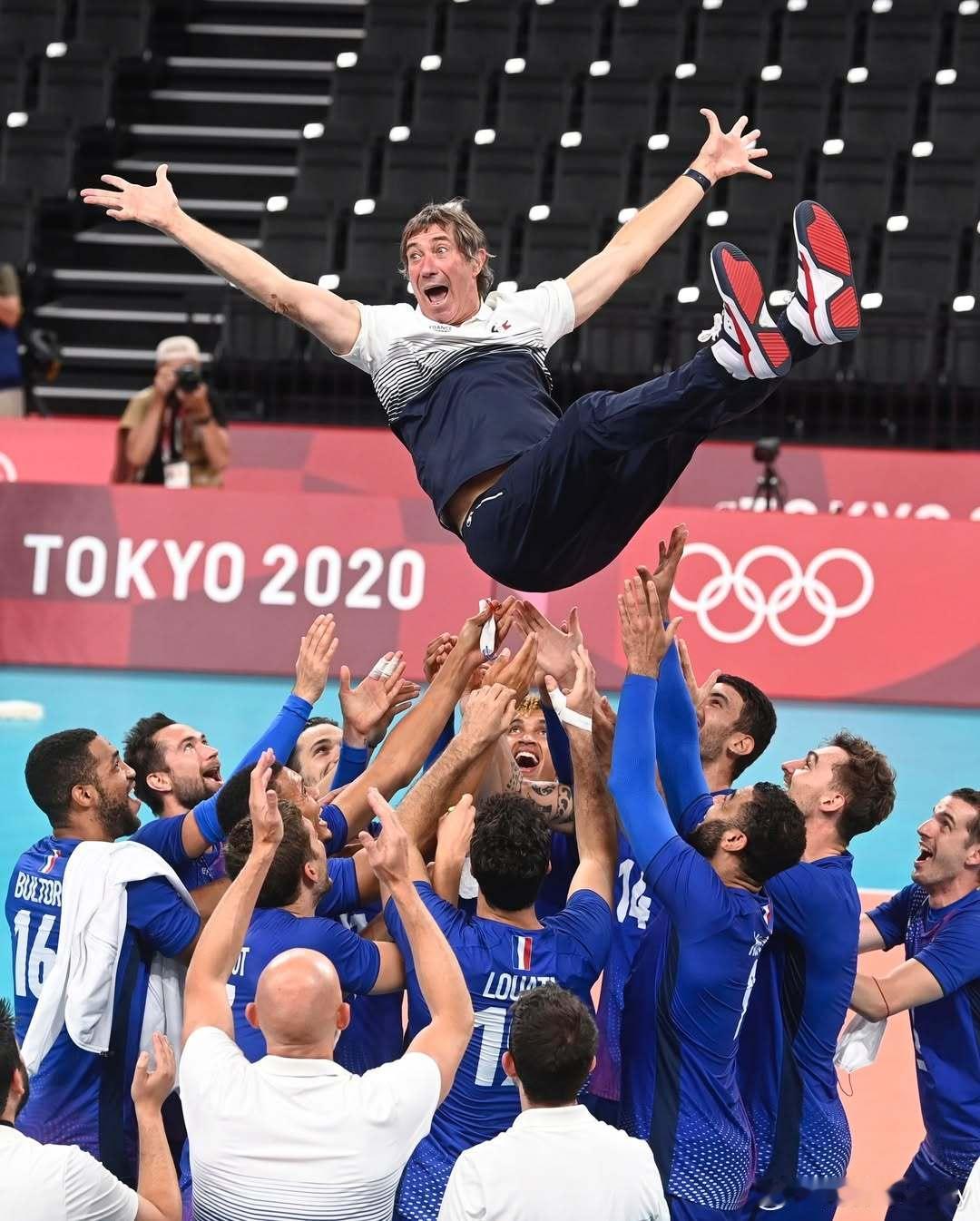 东京奥运会冠军教头洛朗·蒂利今天62岁生日，祝快乐！法国男排前任主帅，日本男排现