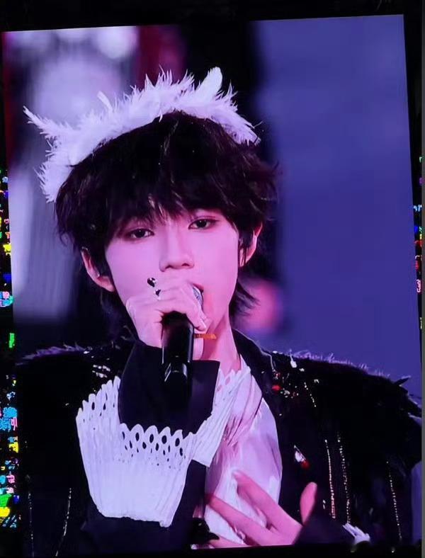 王橹杰新音大屏的神王橹杰冠羽王子我的妈耶！！王橹杰这个大屏状态简直yyds！妥妥