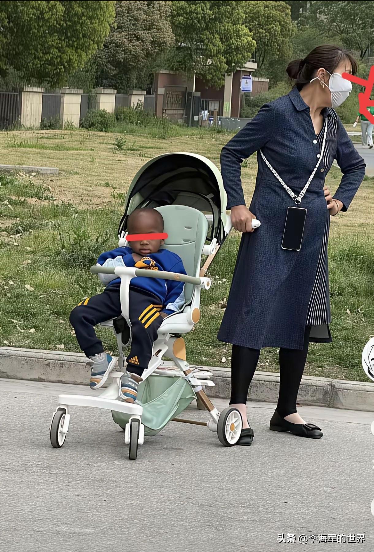 这是保姆还是姥姥？不过大概率是姥姥，保姆一般不会这么穿。

为啥不说奶奶呢？
