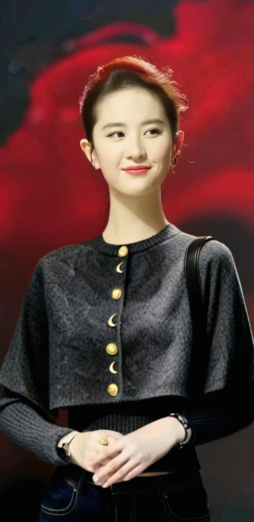 她从来没刻意凹过人设，演戏也不爱夸张挤情绪，这份由内往外透的自信和沉淀感，真的是