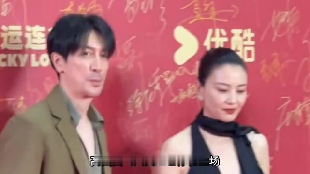 #47岁高圆圆和46岁张鲁一#飞天奖红毯同框太亮眼！
高圆圆一身黑色流苏长裙，搭配大光明盘发，从容舒