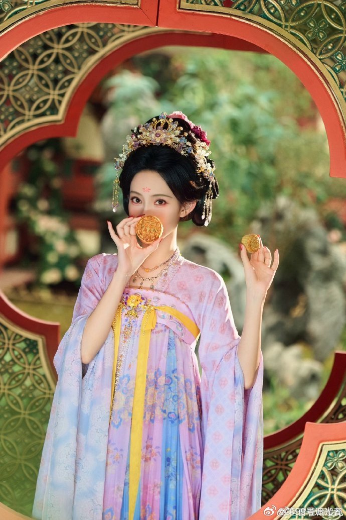 窦昭没插的簪子暮晚摇插进去了孟子义就这么用这张美艳的脸，带着最强的攻击性，对伤害