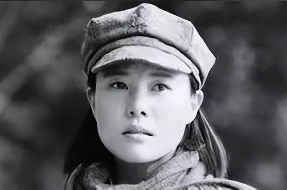1950年，我军于甘肃逮捕一名女匪首，没想到她竟是失散14年的红军排长。当战士们