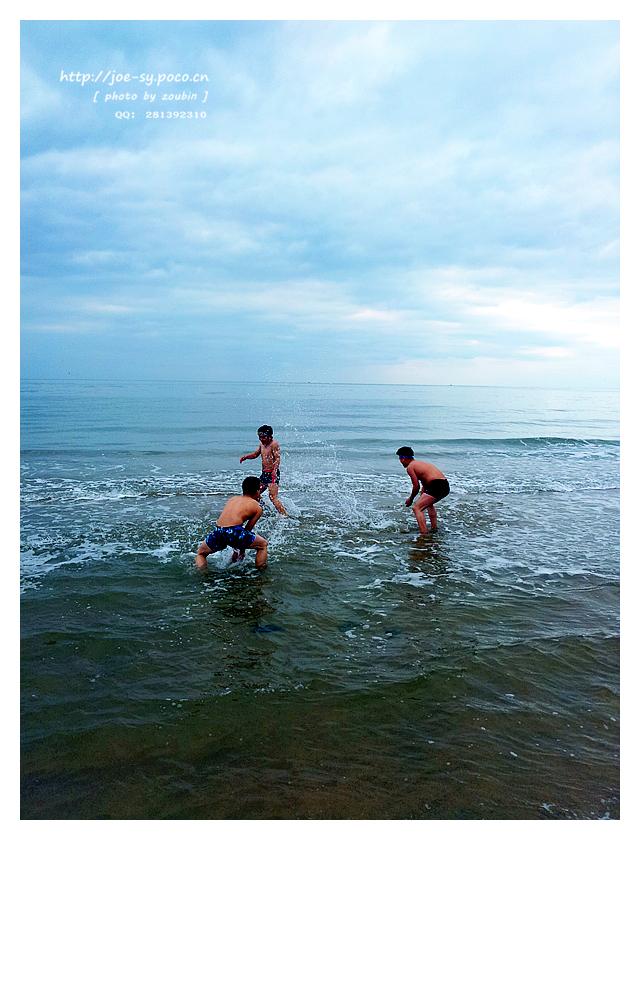 🌊浪花撞碎成星子✨，少年们把夏天踩成碎银。潮起潮落间，藏着回不去的滚烫时光🌞