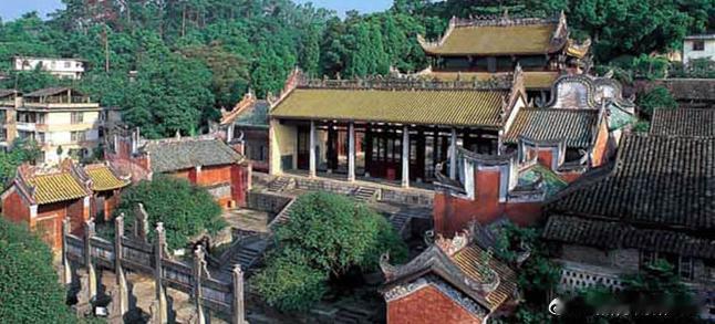 【凤庆文庙】凤庆文庙由鸣凤阁、崇圣殿、大成殿、大成门、棂星门、龙门石坊、泮池等建