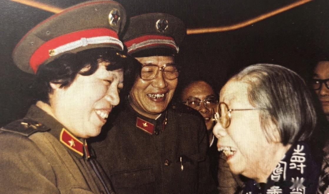 上世纪八十年代，邓颖超同志接见铁竹伟等，并对如何写好周恩来提出指导性意见。铁竹伟