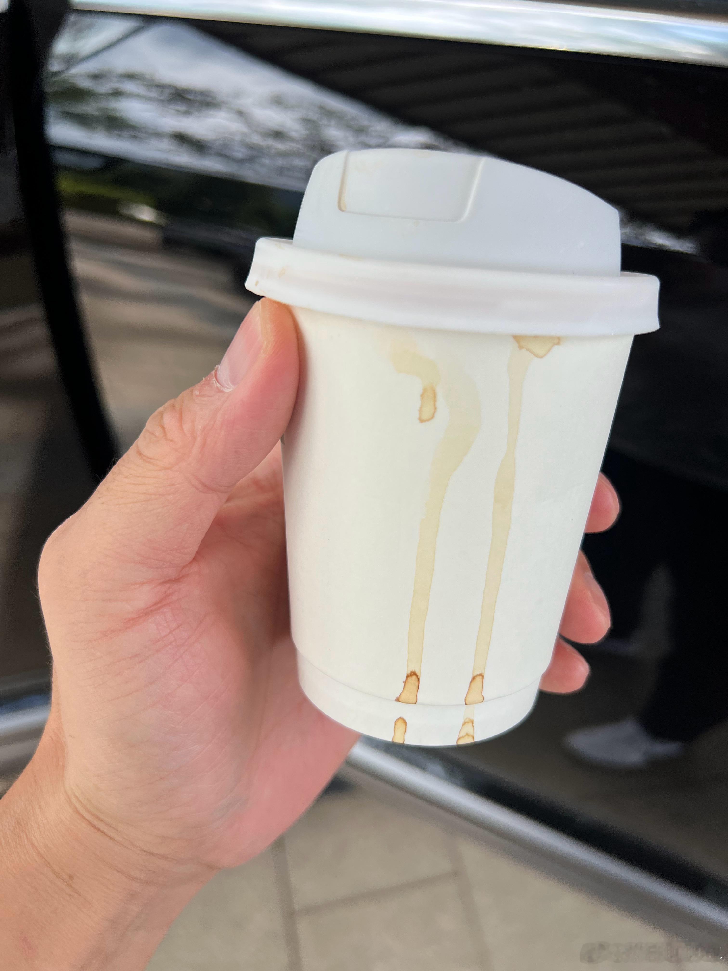 取咖啡的时候，对方建议我拿根吸管，我微微一笑，礼貌地回绝了。后来，被狠狠滴上了一