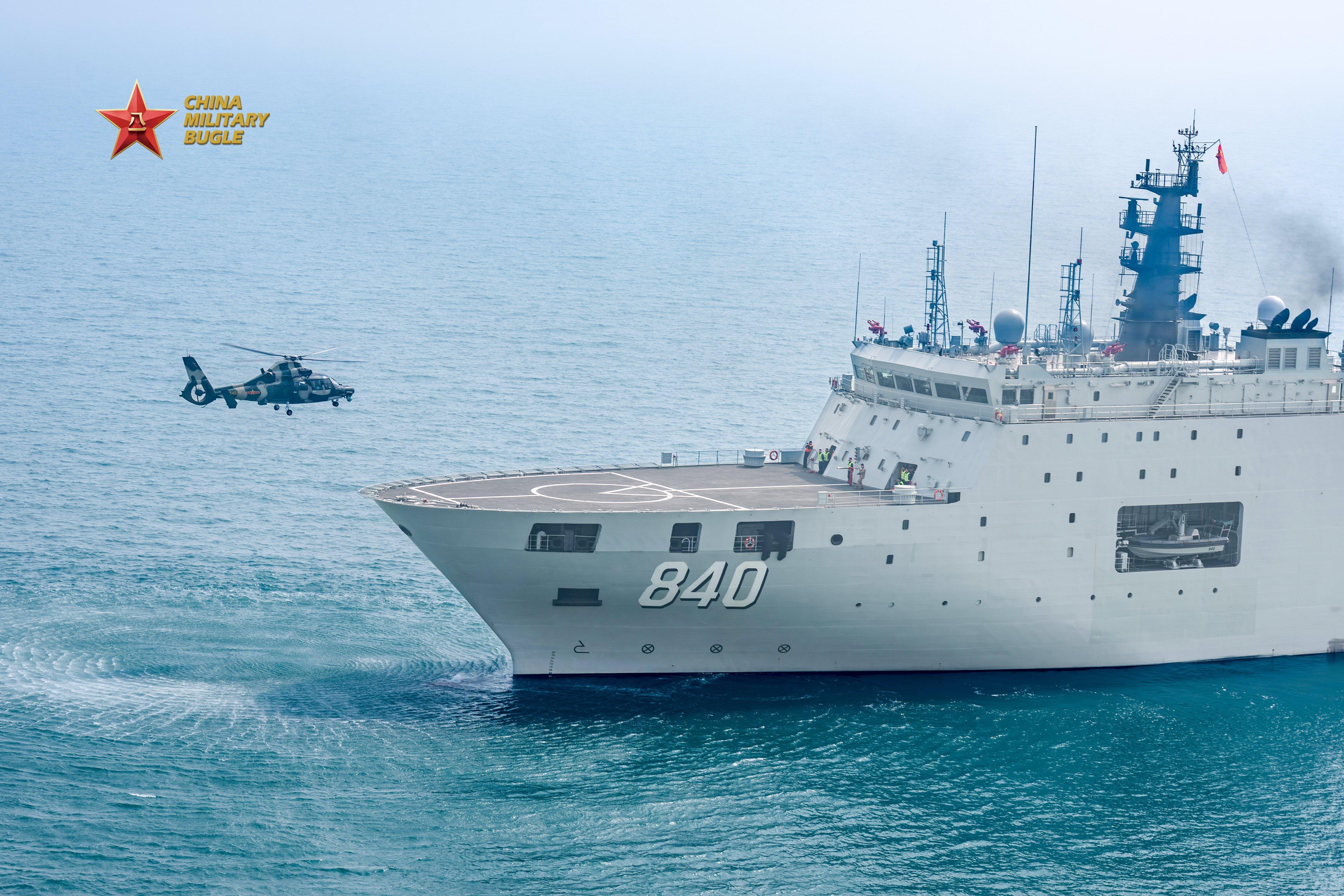 陆航的直-9与海军的潜艇救援舰联合训练 