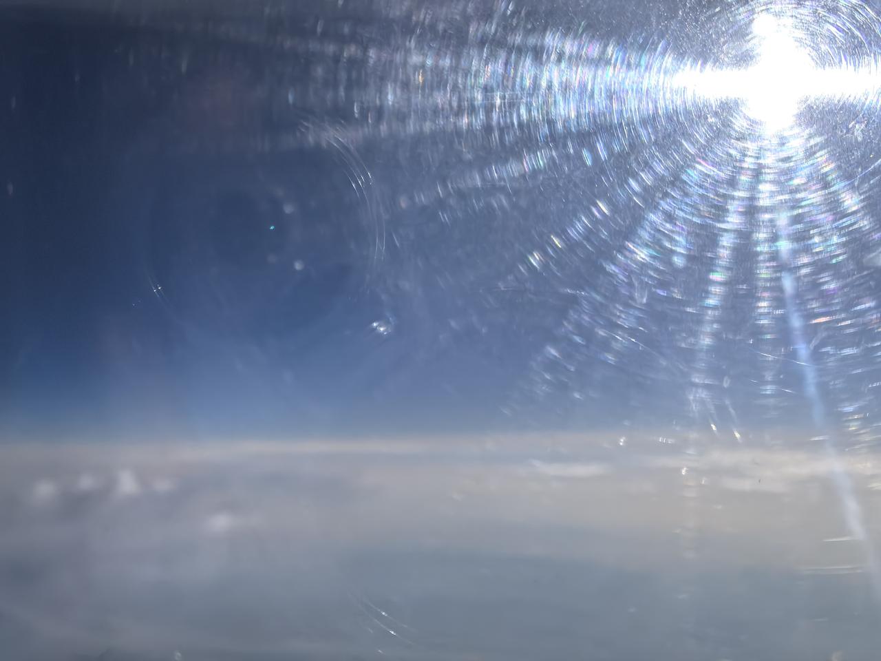 冬日在飞机上晒太阳，温度比地面高多了。