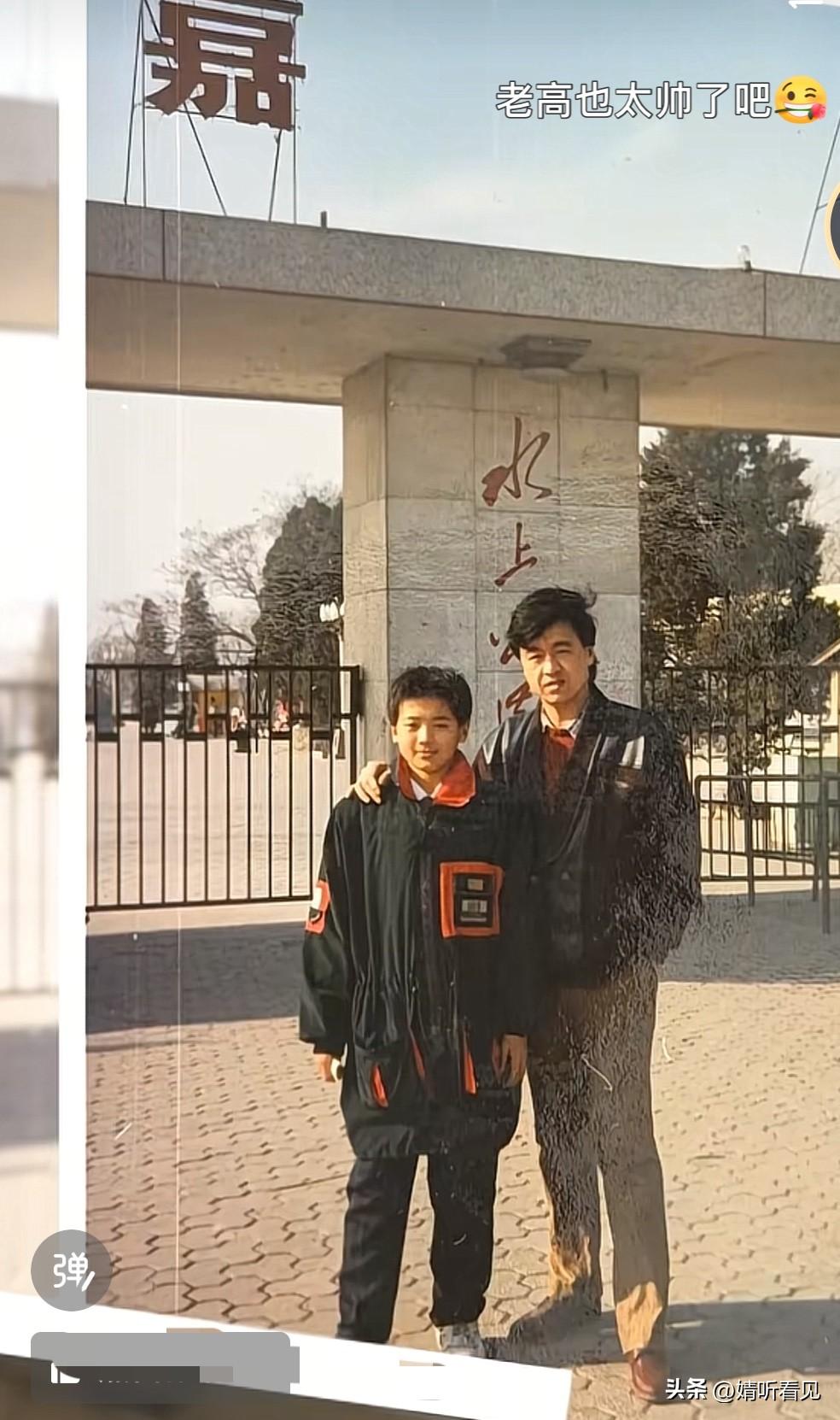 发现了吗？
高云翔186的身高，妥妥是随了爸爸！
高爸爸这身高，怕是有190吧，