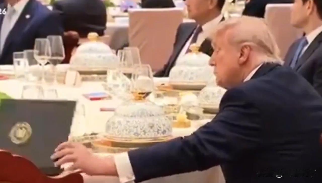 特朗普悄咪咪的在看什么呢