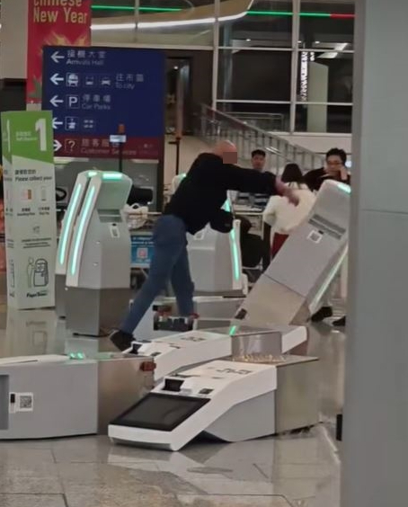 英籍男子大闹香港机场被逮捕综合多家港媒报道，一名英国籍男子16日大闹香港国际机场