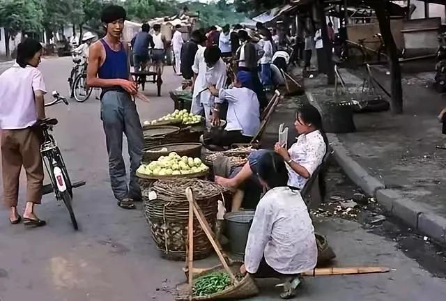 骑着自行车上街买菜很丢人吗?农民到菜市场卖菜做生意不丢人，很正常的事，在这里必须