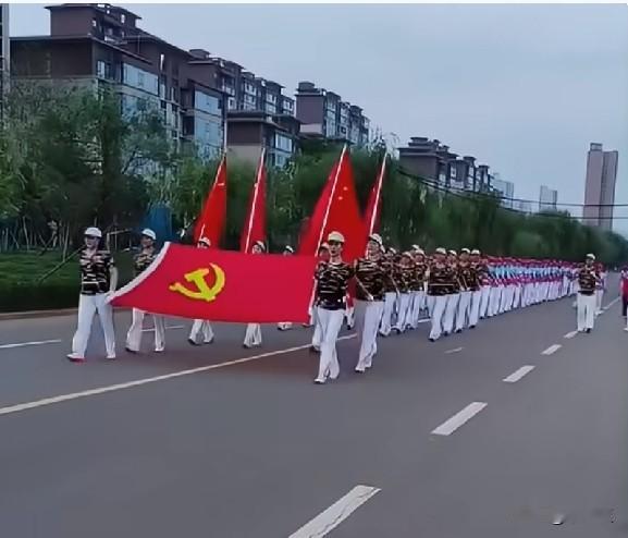网友说：扛着旗子占道扰民，这种暴走团真讨人厌。。。坐标河南洛阳暴走团 暴走团占道