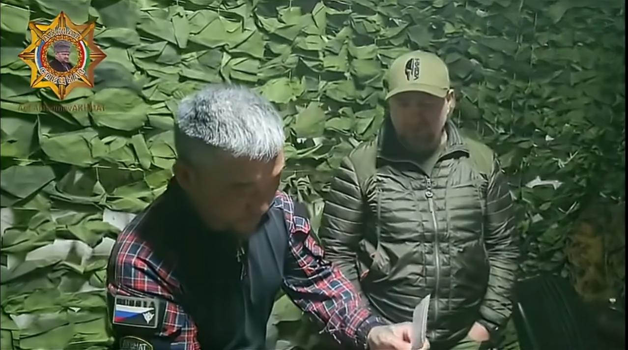 俄军“阿赫马特”特种部队一名呼号为“丹尼亚”的日裔士兵，当众焚毁了自己的日本护照