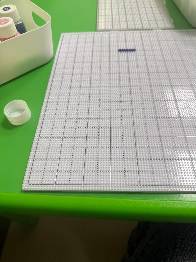 手残入拼豆中 
