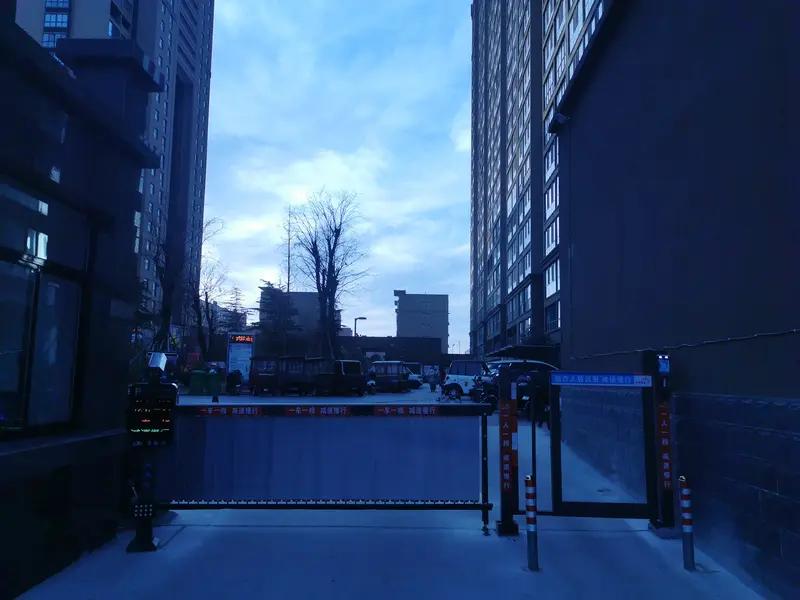 隔壁小区“抄近路”，道闸“感应”还是“撞开”？徐女士平时坐地铁通勤，从家到地铁站