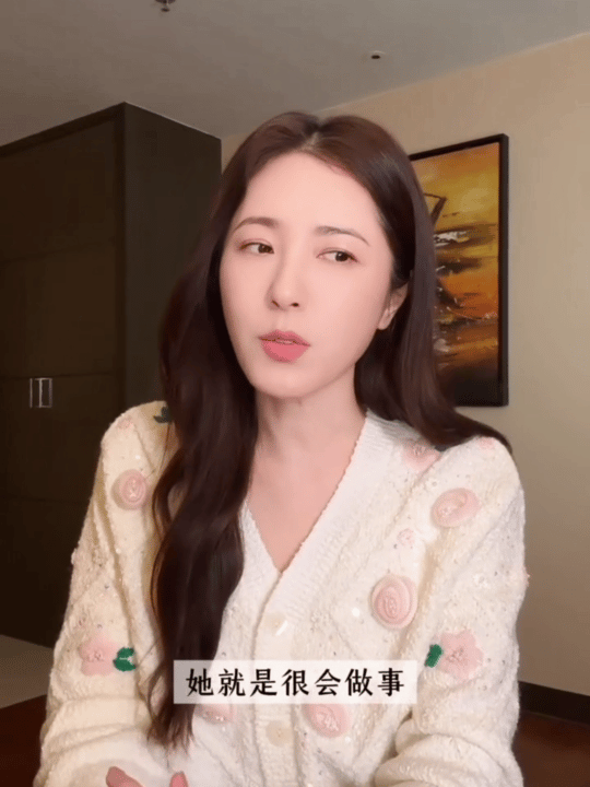 曾黎给76岁妈妈染头 76岁的妈妈头发白了，女儿的手轻轻为她染上颜色。曾黎分享的