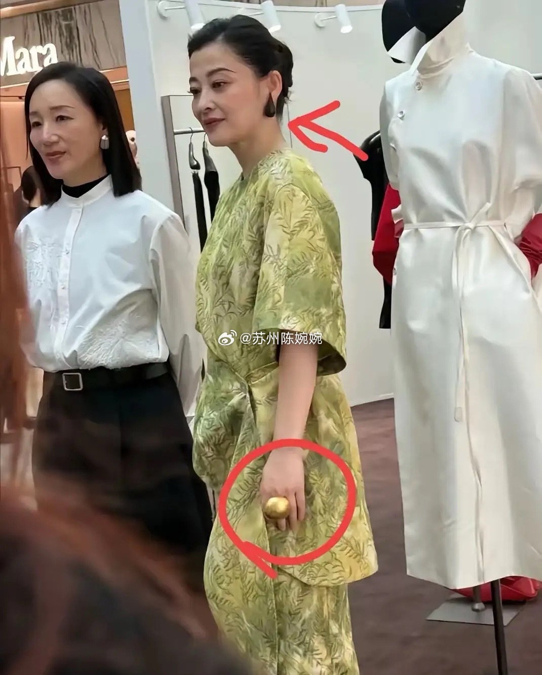 中年女明星里，让我想不通的就是梅婷了。都50岁的她，这身穿搭真的让人看不懂，黄色