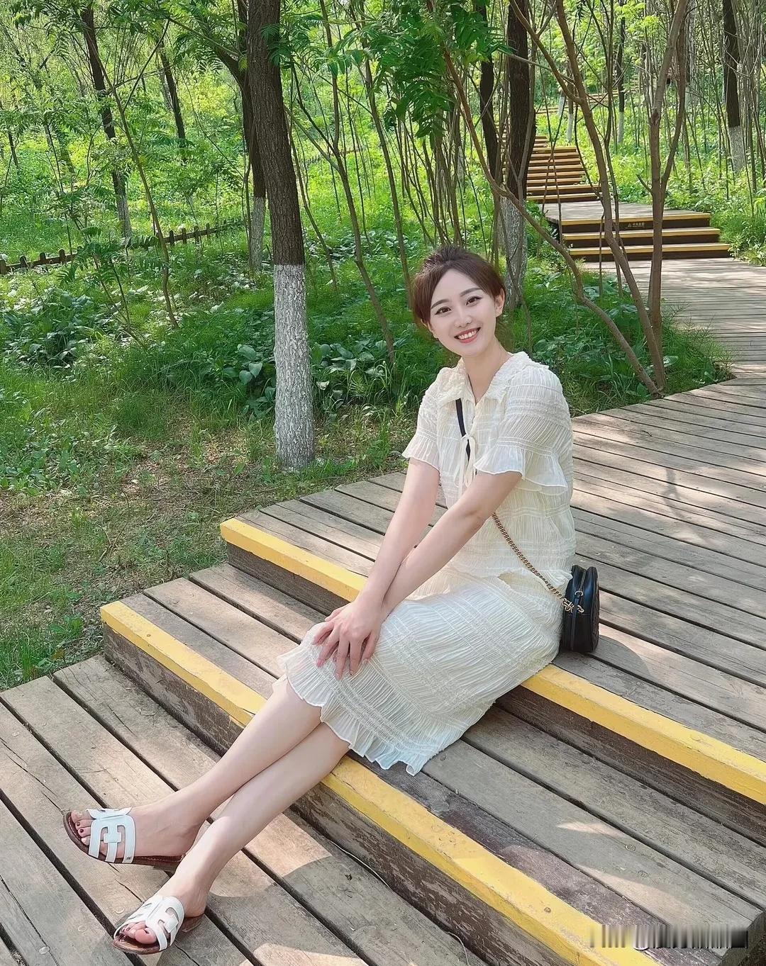 #什么样的女人才算好看#笑起来甜甜的，怎么说呢就是甜的你都想打针胰岛素那种[偷笑