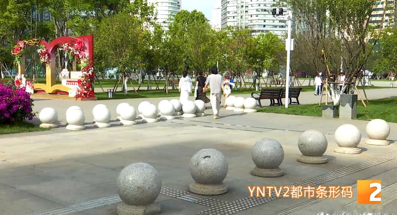 【昆明东风广场为何设置上百个隔离石球？官方回复来了】东风广场附近商业及住宅区密集