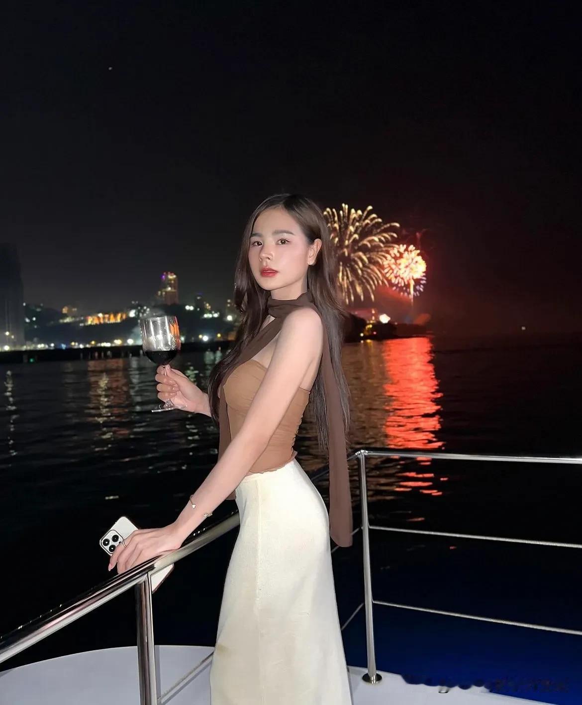 在芭提雅的跨年，第一要看的是烟火，在海滩边，新年的烟花秀很好看，可以在岸边看，也