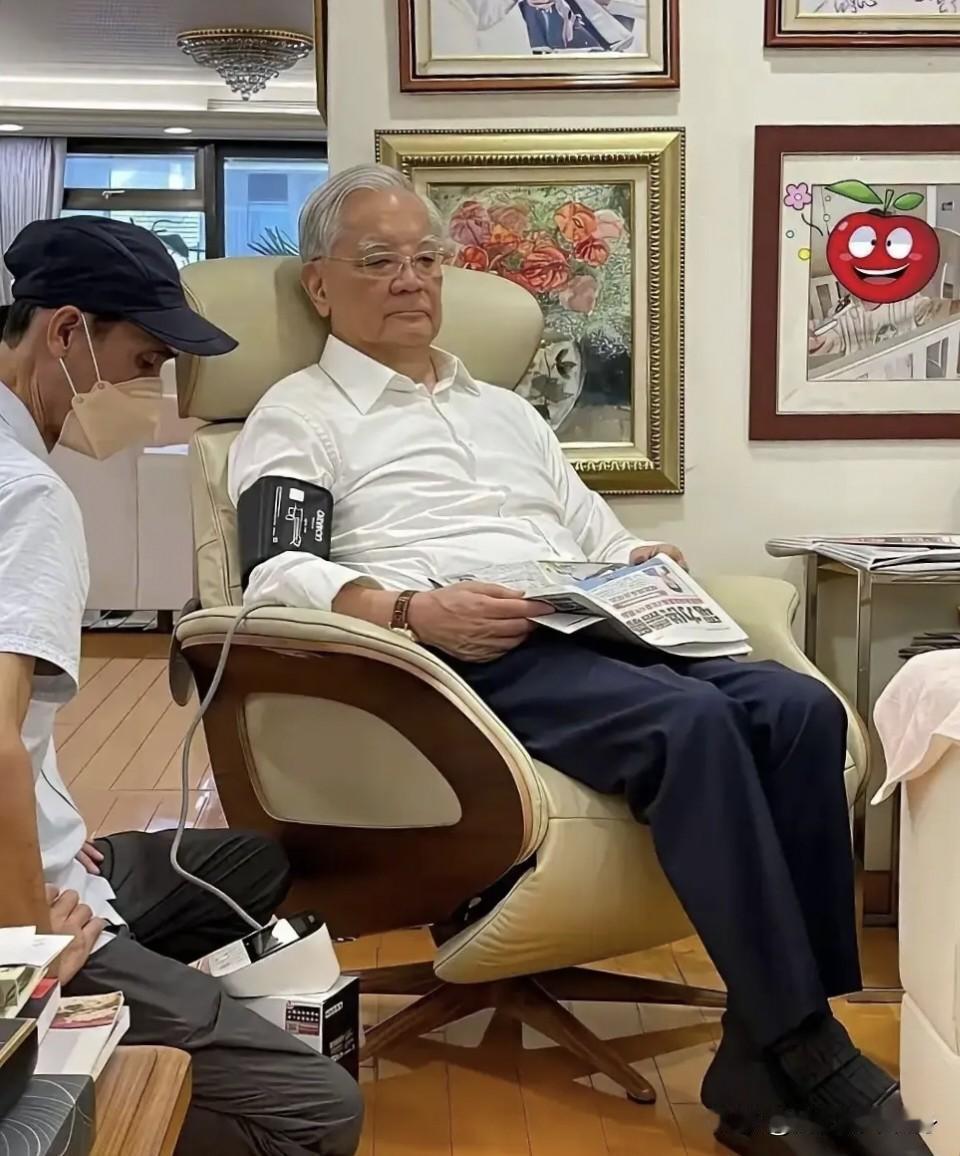 大家看一看这个90多岁的白发老人是谁呢？
此刻他坐在皮沙发上面，身体看着不是很健