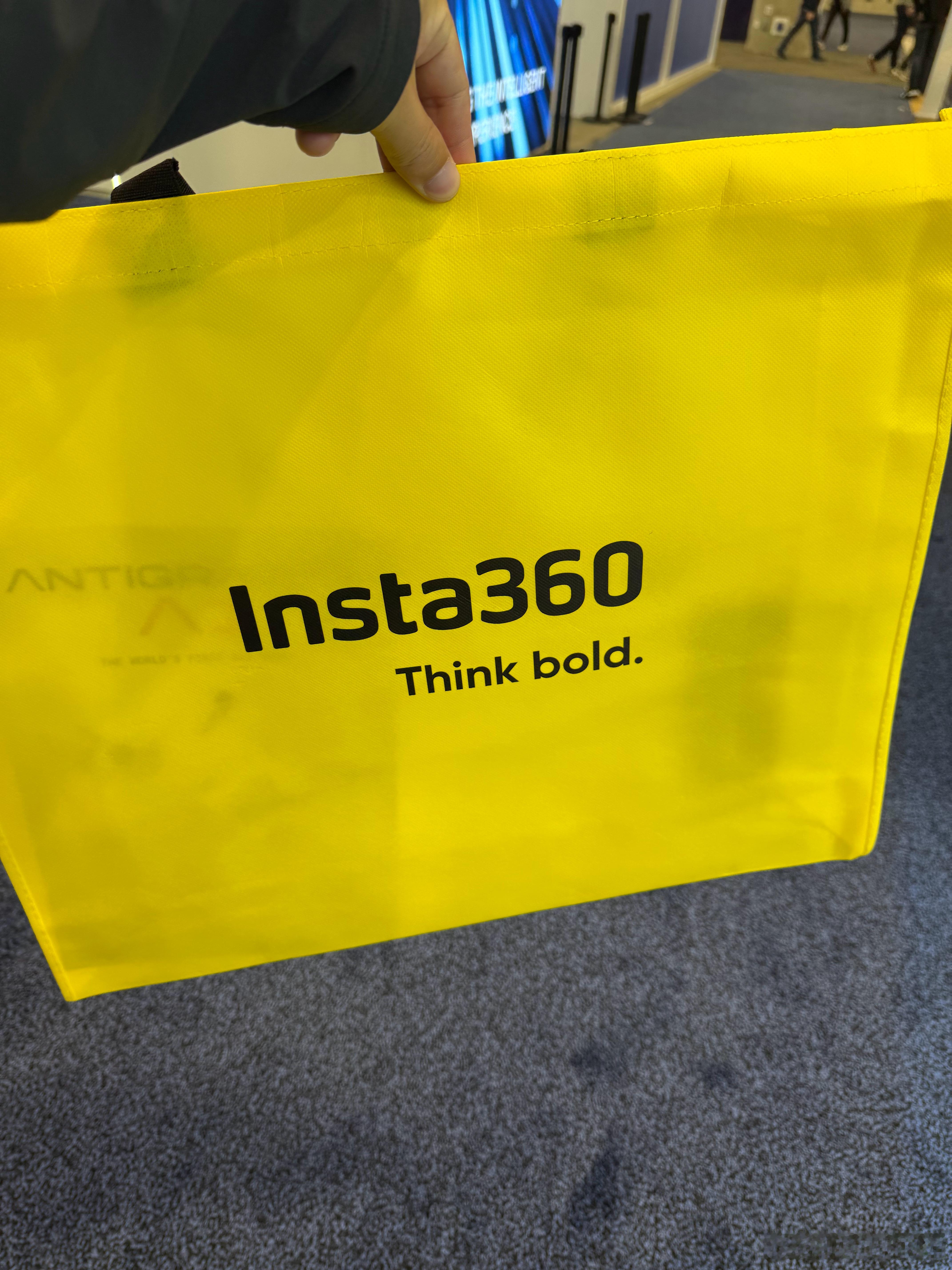 影石这波手提袋上广告很硬，满场馆都是 