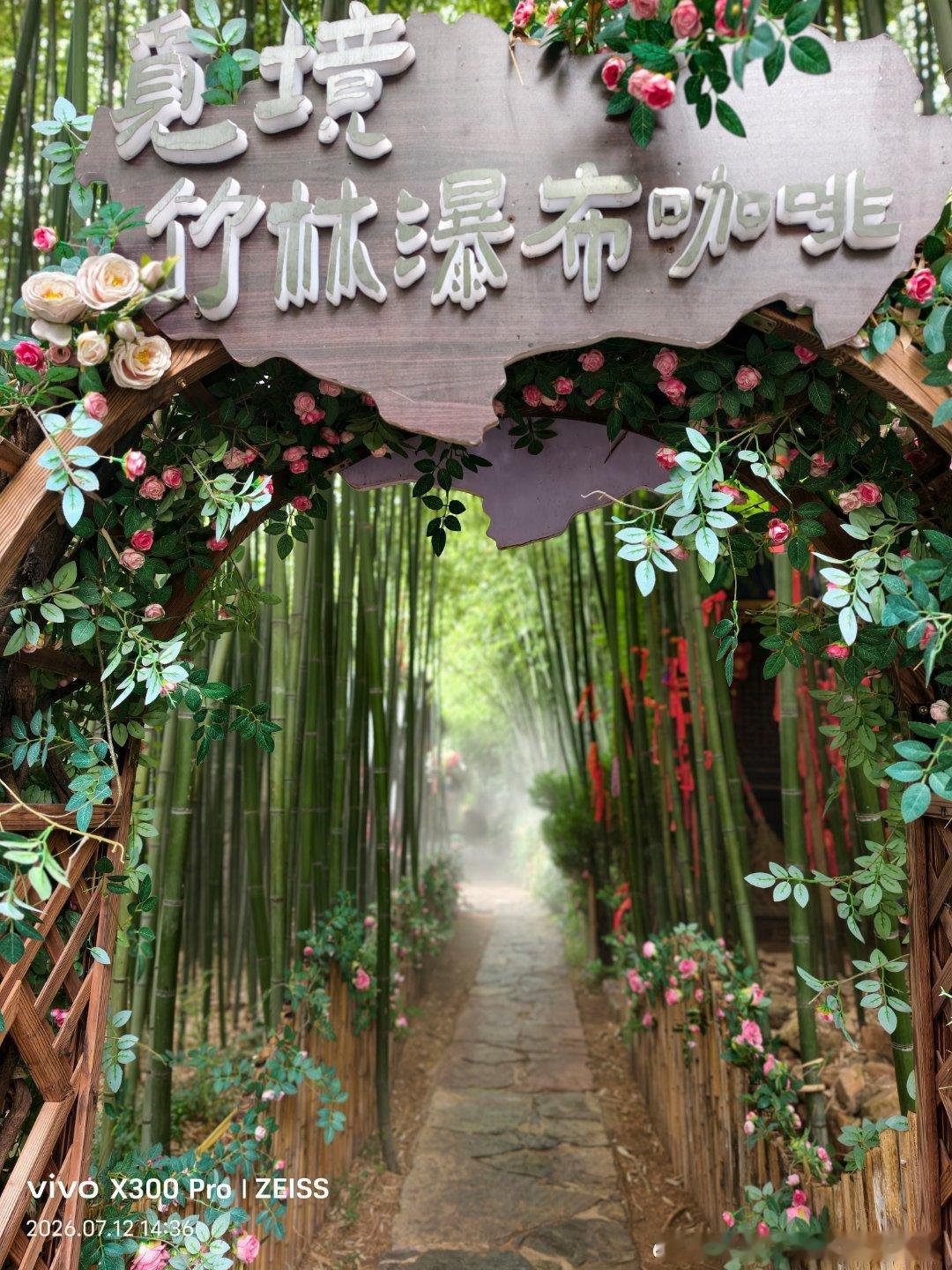 茶喝多时，人是会变的。在煮水时，学会了等待。在泡茶时，学会了专注，在喝茶时，学会