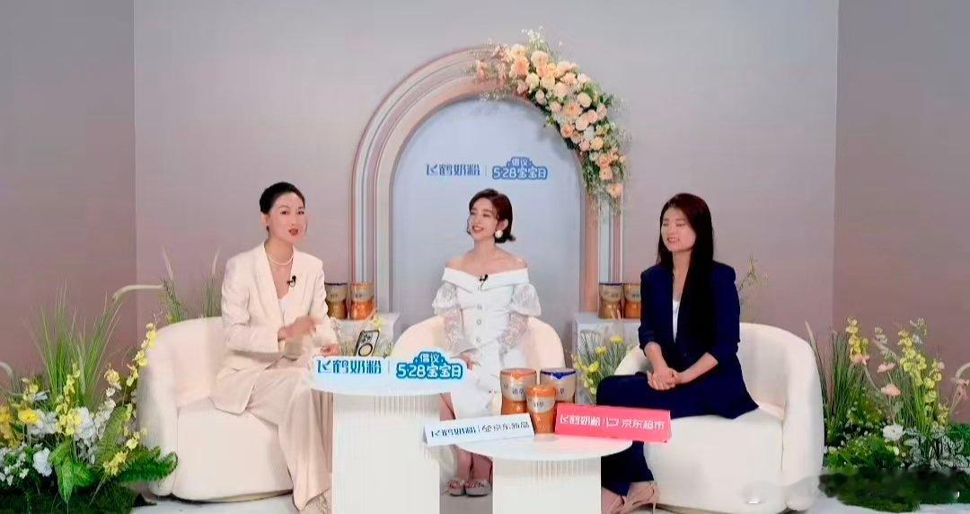 唐艺昕练到没时间跟女儿视频 唐艺昕会录训练视频给女儿看 唐艺昕谈与孩子相处要有边