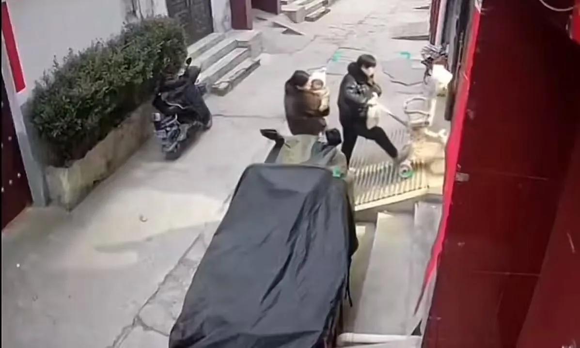 “怪不得叫绝户坡！”农村一户人家占了了1/3的村路，在家门口修了一个坡道，但是自