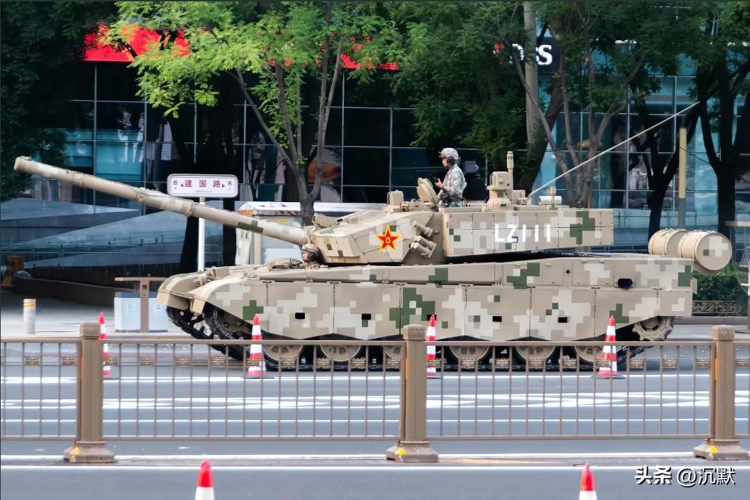 【陆军新型装甲车——该说不说是真帅！】