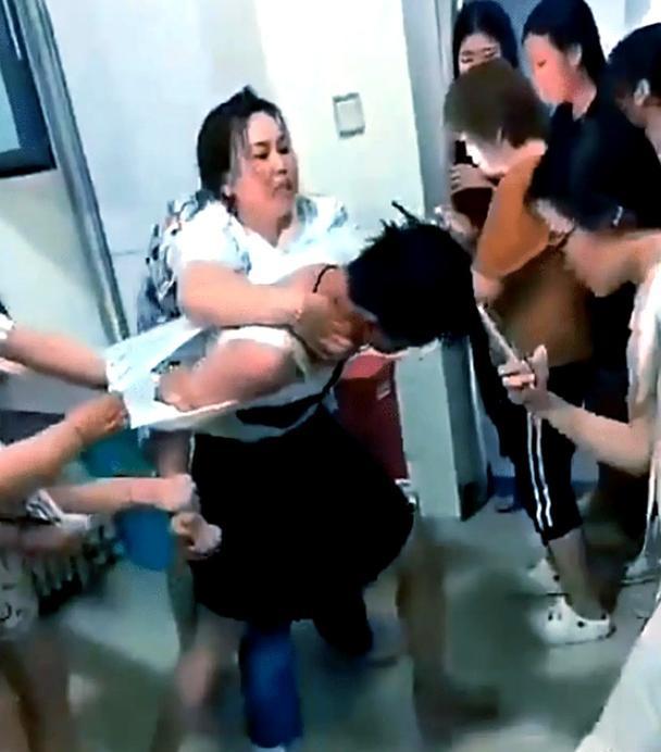 河南周口鹿邑县一男子为殴打妻子，深夜强闯洗浴中心女澡堂，当时浴室内有8名女顾客洗