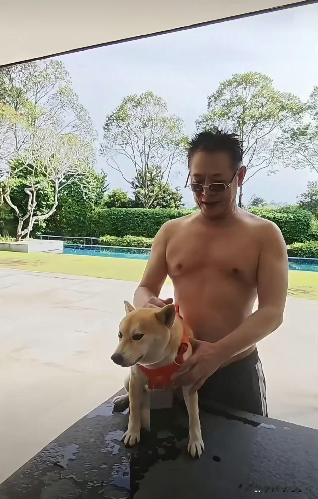 “功夫皇帝”李连杰这次没打套路，直接打了造谣者的脸！11月9日，他一条光膀子游泳