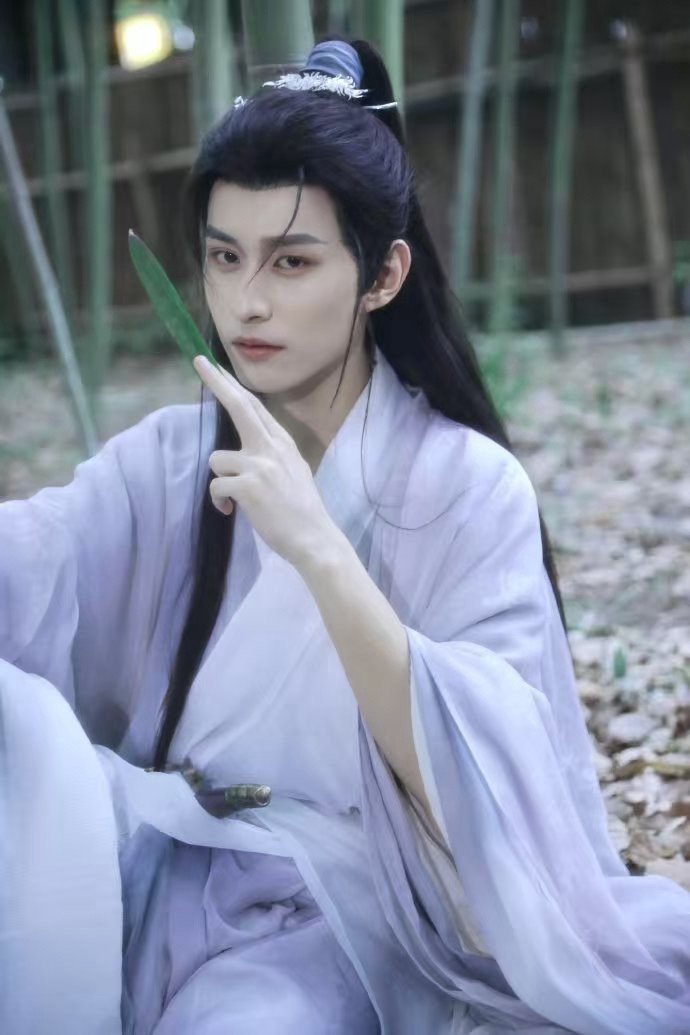 徐振轩 杨过味太超过了 徐振轩在《碧血蝉》路透里，把侠客的孤独与不羁演活了！飘带