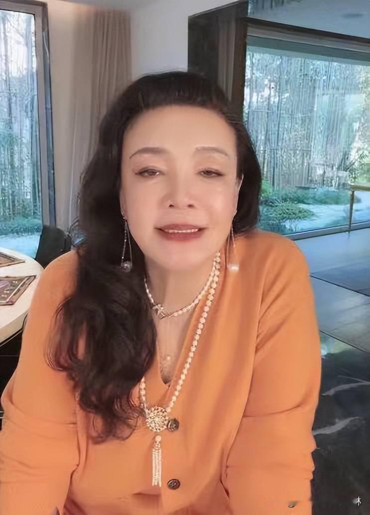 #中S遭张兰团队婉拒麻六记探访#
感觉张兰汪小菲和大S的事这辈子都不会结束了，没