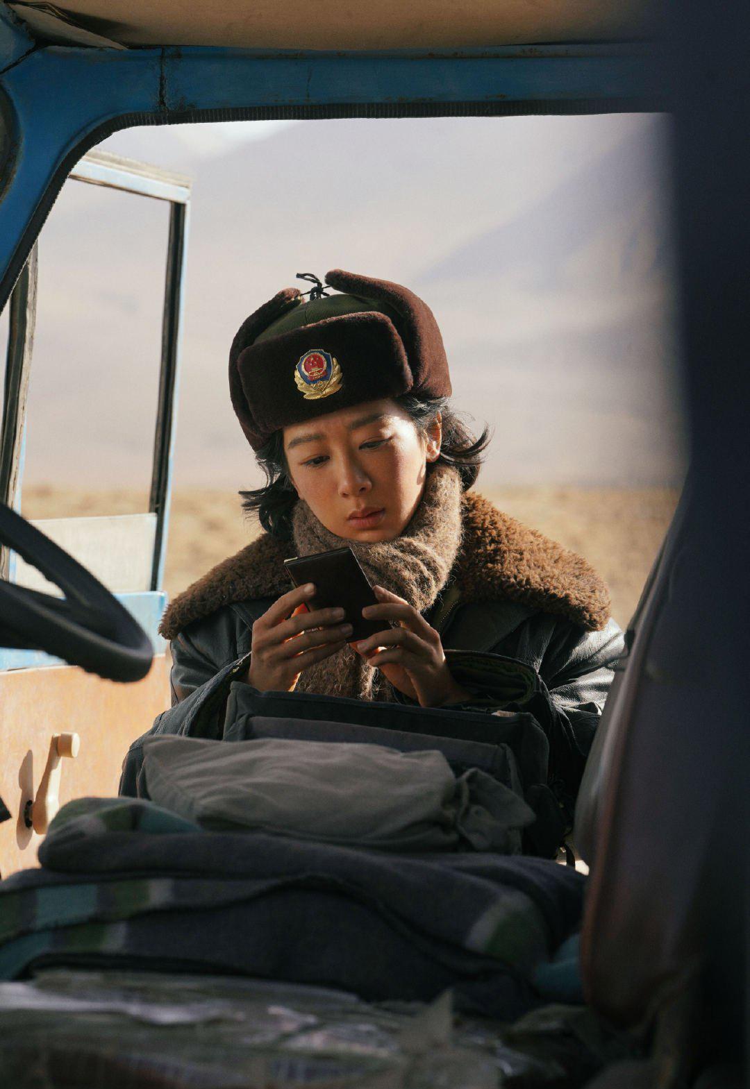 杨紫在《生命树》里演高原巡山女警，

把“拼命”两个字刻在了雪地和风里。

为了